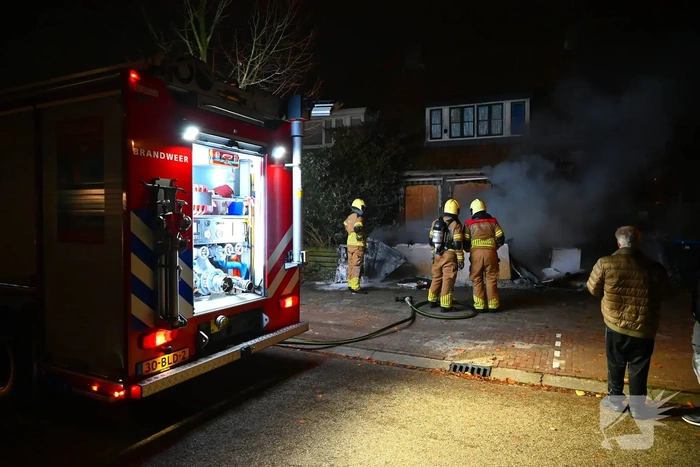 Felle brand in voortuin van woning