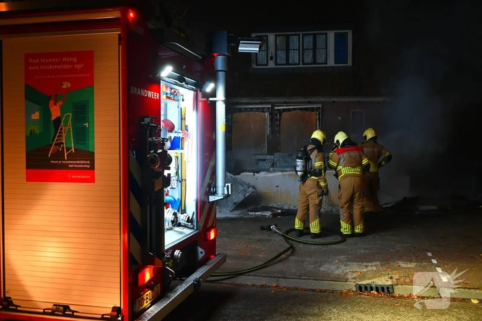 Felle brand in voortuin van woning