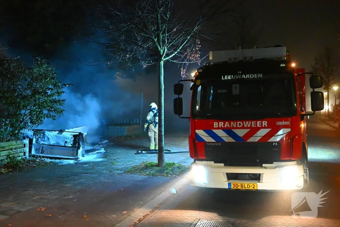 Felle brand in voortuin van woning