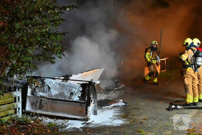 Felle brand in voortuin van woning