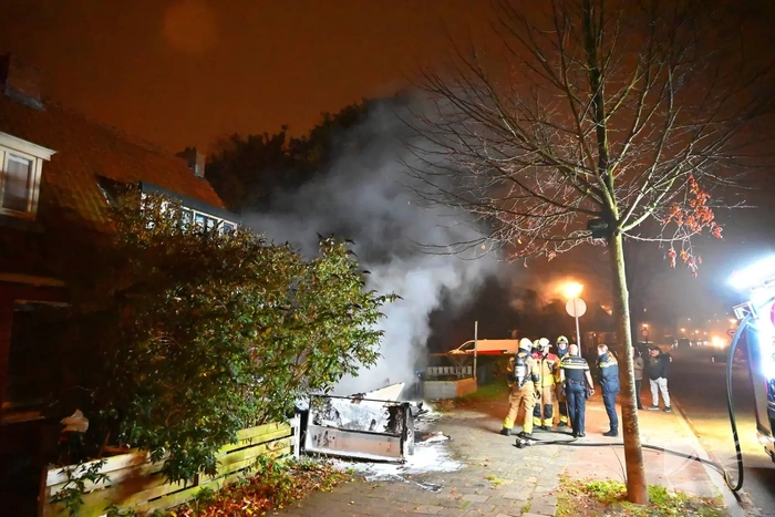 Felle brand in voortuin van woning