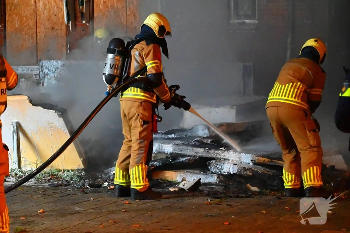Felle brand in voortuin van woning