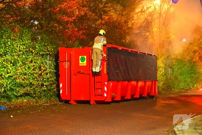 Brand in grote container achter brandweerkazerne
