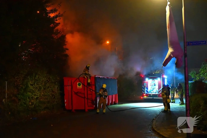 Brand in grote container achter brandweerkazerne