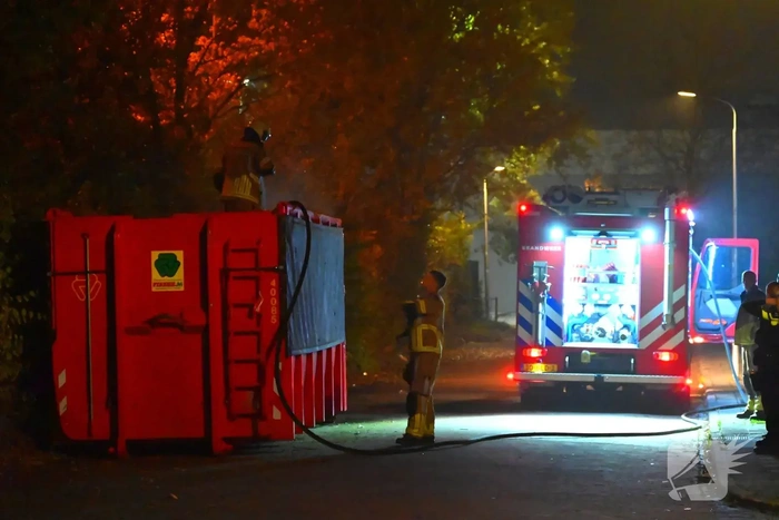 Brand in grote container achter brandweerkazerne