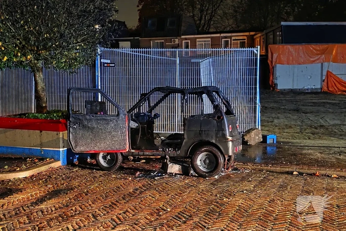 Auto volledig verwoest door brand