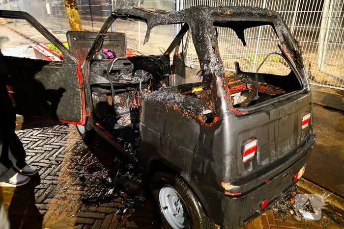 Auto volledig verwoest door brand