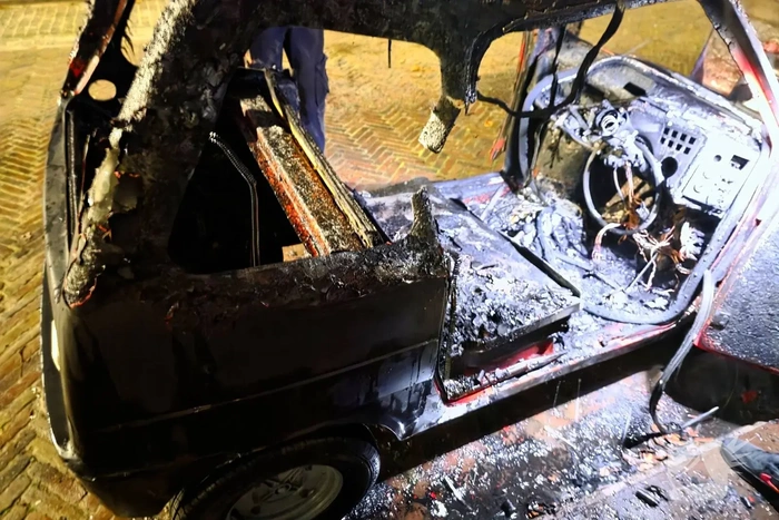 Auto volledig verwoest door brand