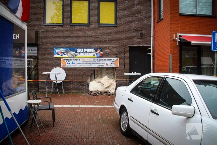 Gevel zwaar beschadigd nadat auto achteruit rijdt tegen gevel
