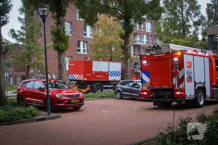 Gevel zwaar beschadigd nadat auto achteruit rijdt tegen gevel
