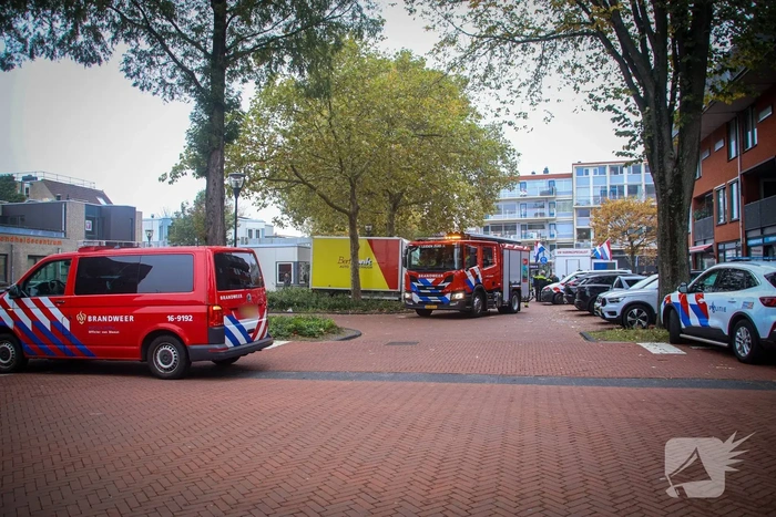 Gevel zwaar beschadigd nadat auto achteruit rijdt tegen gevel