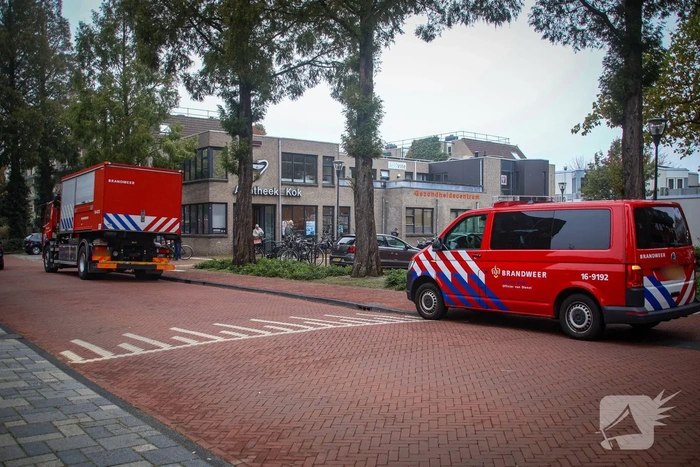 Gevel zwaar beschadigd nadat auto achteruit rijdt tegen gevel
