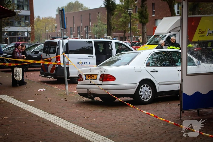 Gevel zwaar beschadigd nadat auto achteruit rijdt tegen gevel