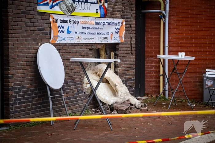 Gevel zwaar beschadigd nadat auto achteruit rijdt tegen gevel