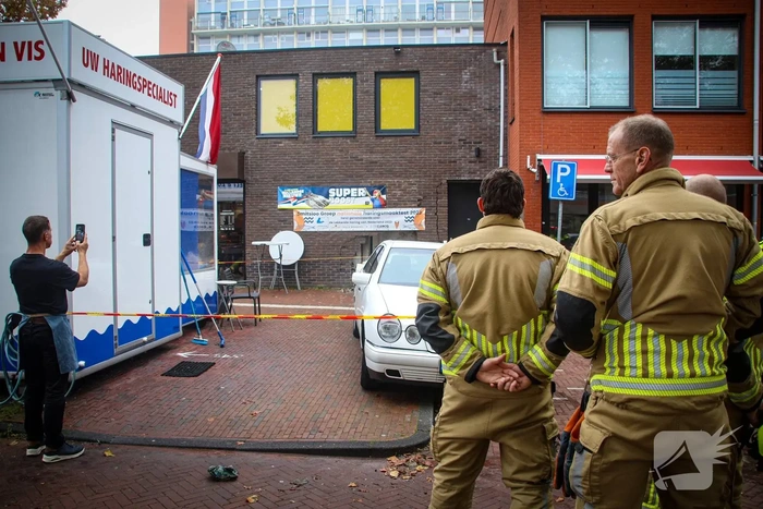 Gevel zwaar beschadigd nadat auto achteruit rijdt tegen gevel
