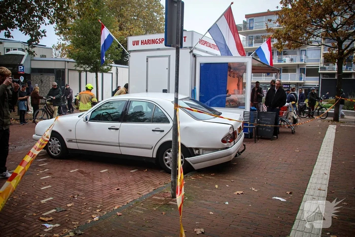 Gevel zwaar beschadigd nadat auto achteruit rijdt tegen gevel