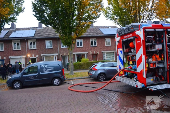 Brand achter woning geblust door brandweer