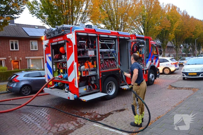 Brand achter woning geblust door brandweer