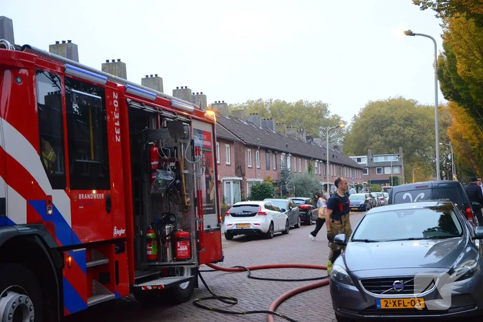 Brand achter woning geblust door brandweer