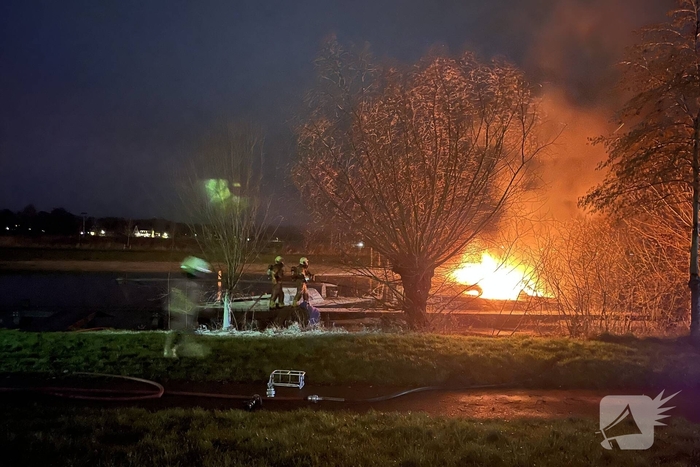 Brandweerlieden blussen brandende boot
