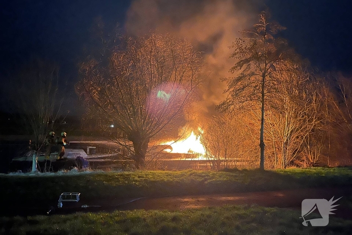 Brandweerlieden blussen brandende boot
