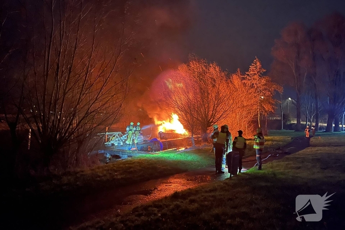 Brandweerlieden blussen brandende boot