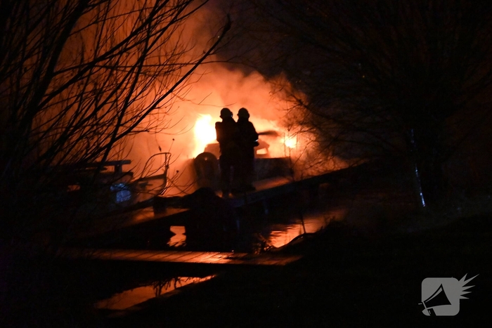 Brandweerlieden blussen brandende boot