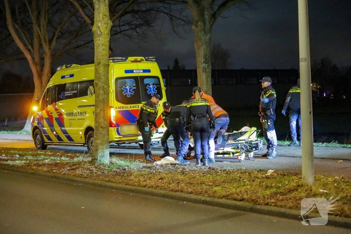Politie haalt persoon uit water