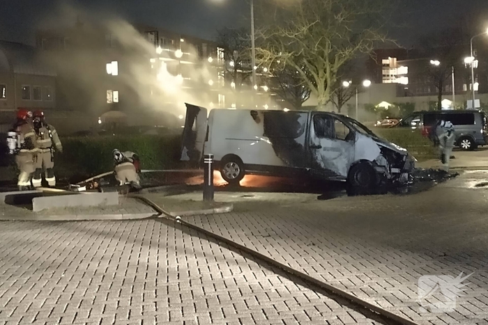 Twee voertuigen in lichterlaaie op parkeerterrein