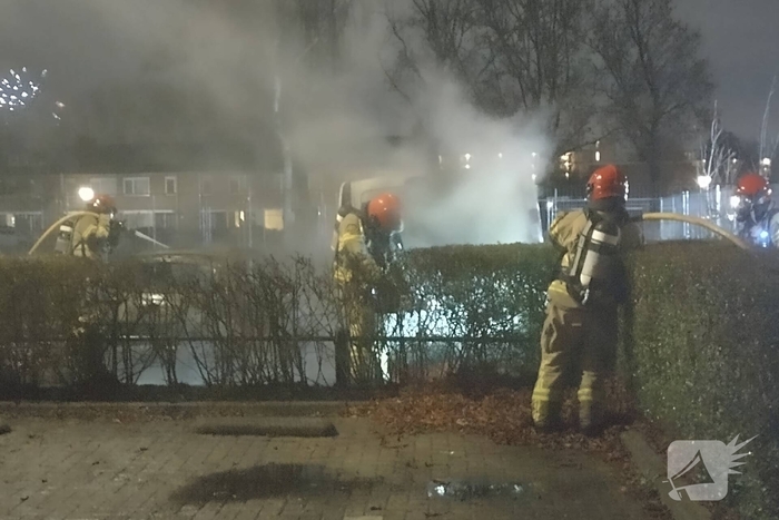 Twee voertuigen in lichterlaaie op parkeerterrein