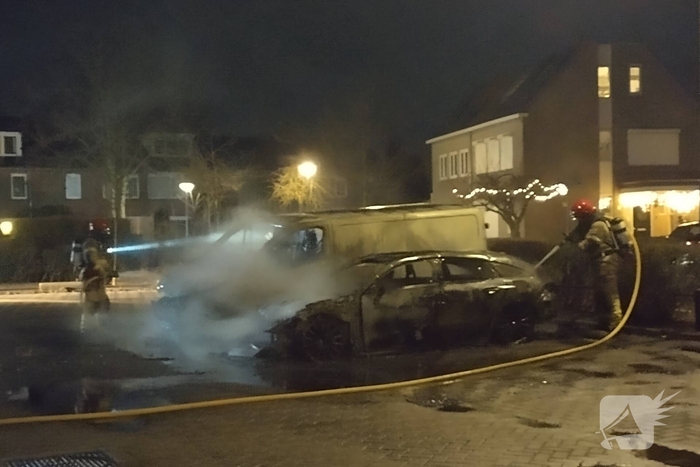 Twee voertuigen in lichterlaaie op parkeerterrein