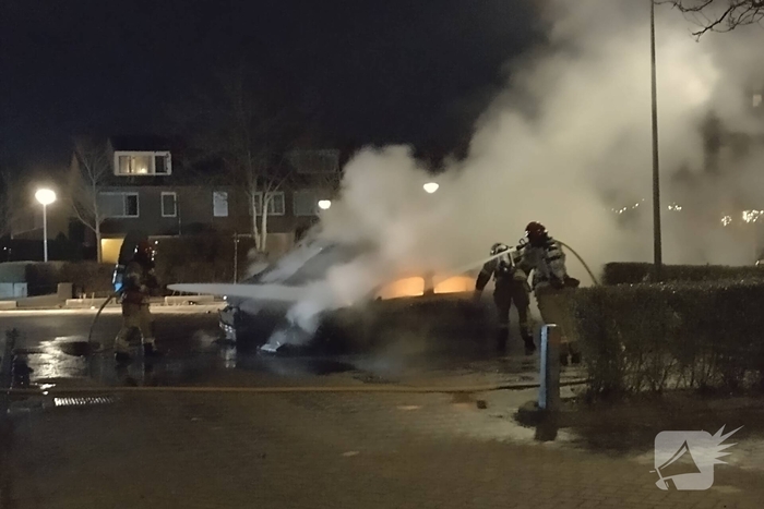 Twee voertuigen in lichterlaaie op parkeerterrein