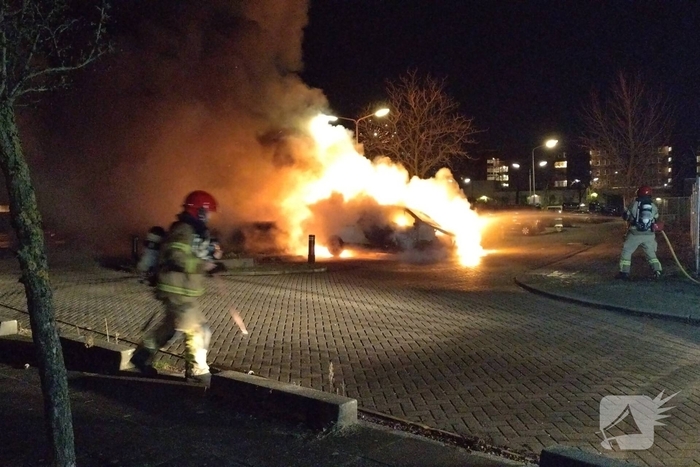 Twee voertuigen in lichterlaaie op parkeerterrein