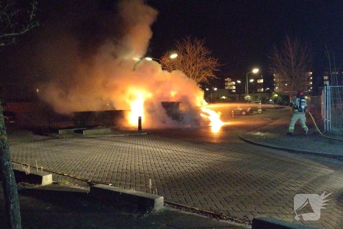 Twee voertuigen in lichterlaaie op parkeerterrein