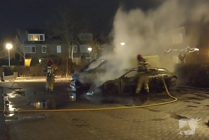 Twee voertuigen in lichterlaaie op parkeerterrein