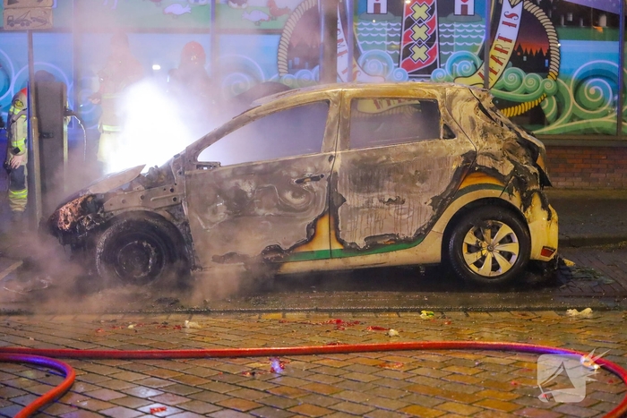 Brand verwoest auto in de nacht