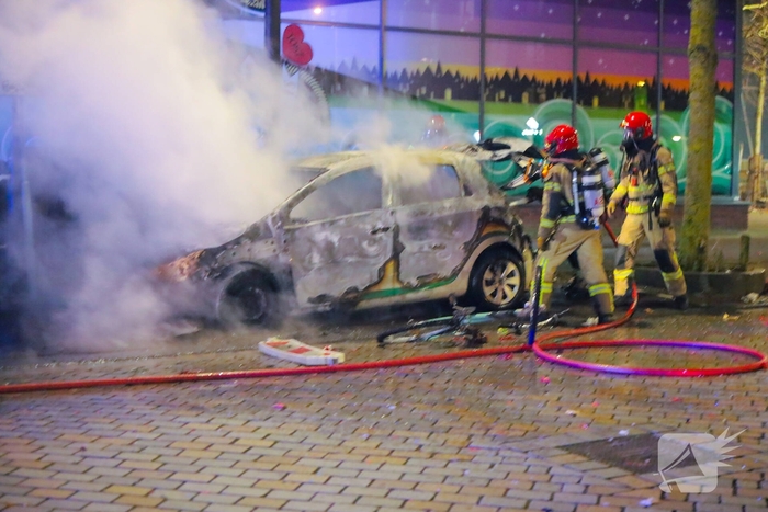 Brand verwoest auto in de nacht