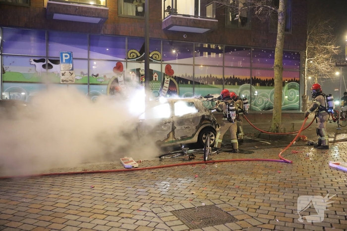 Brand verwoest auto in de nacht