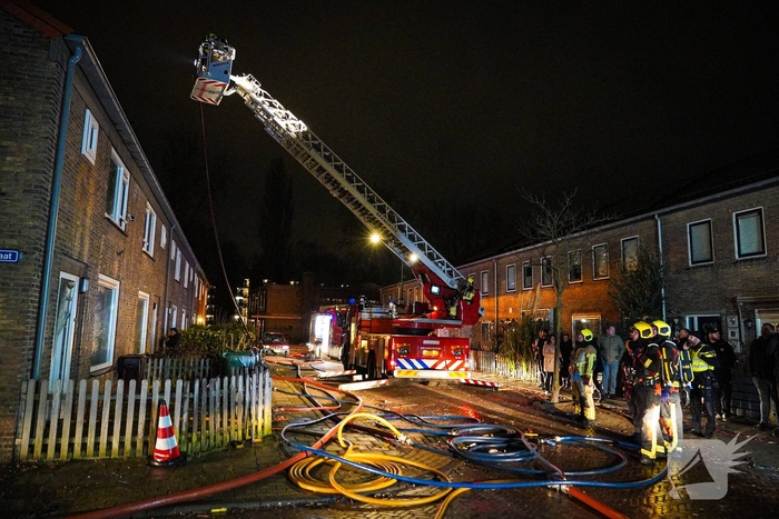 Rookwolken stijgen uit dak van woning