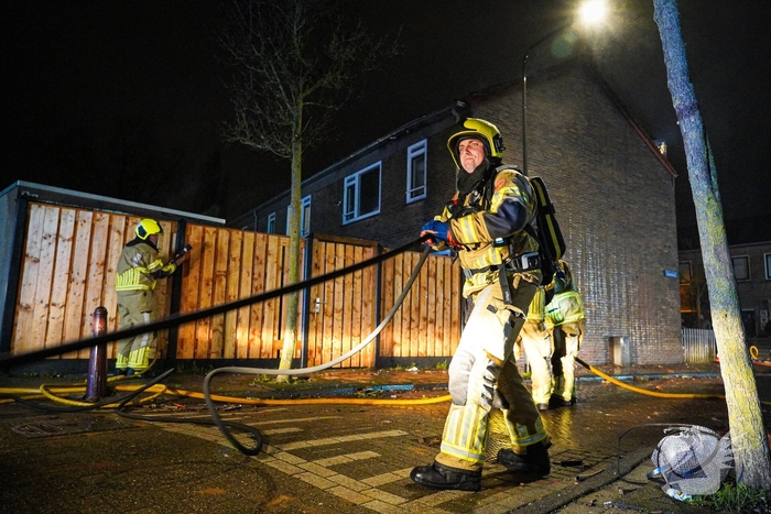 Rookwolken stijgen uit dak van woning