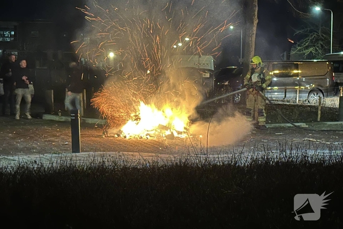 Brandweer blust brand op straat