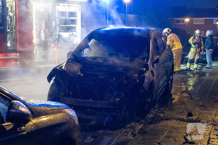 Brand door vuurpijl in auto