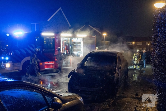 Brand door vuurpijl in auto