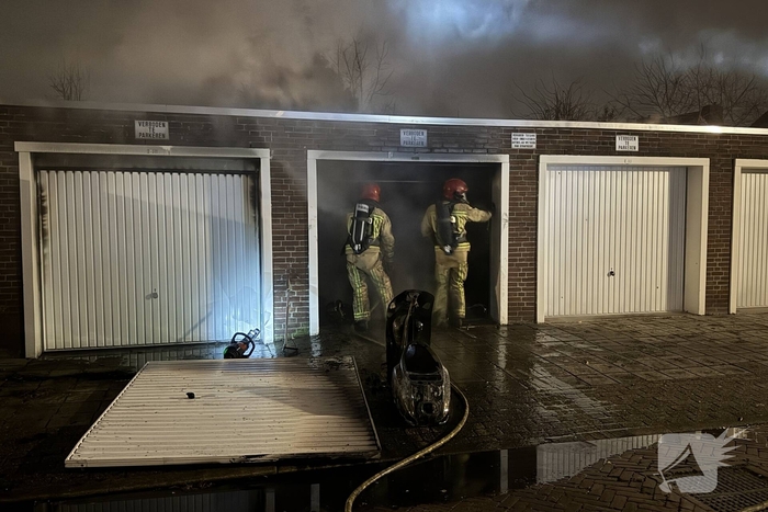 Brand in twee garageboxen