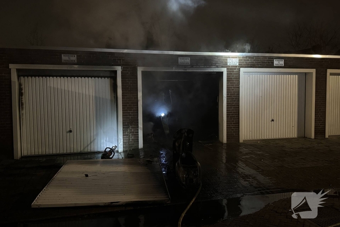 Brand in twee garageboxen