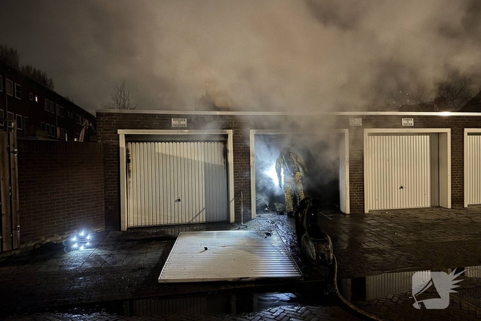 Brand in twee garageboxen