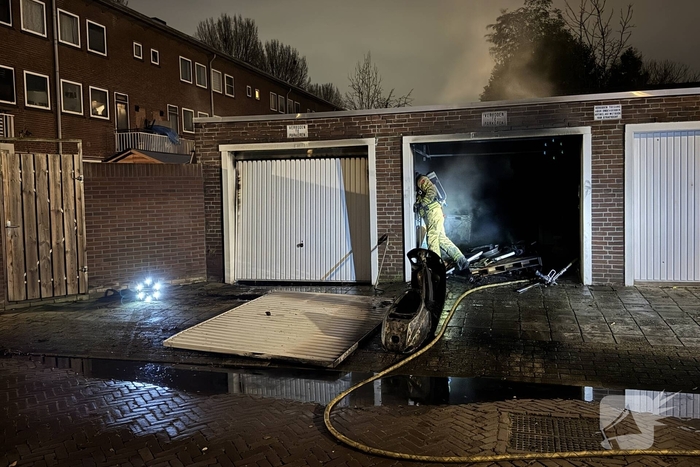 Brand in twee garageboxen