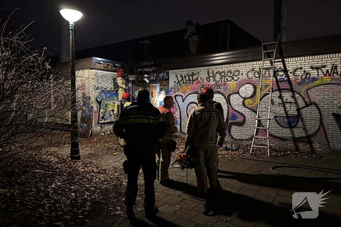 Brandweer zaagt kraakpand open wegens brand