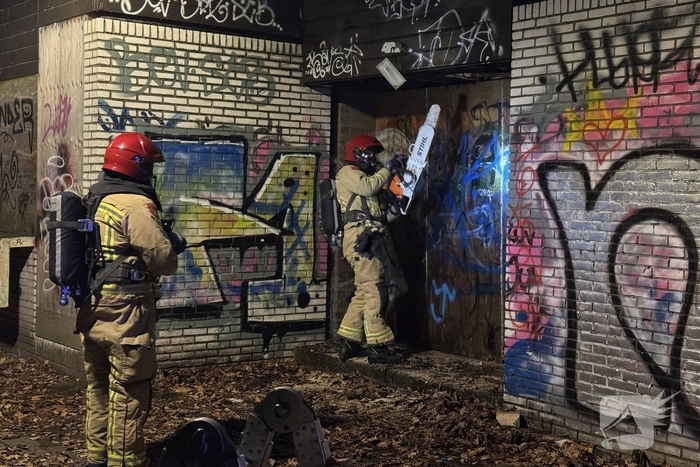 Brandweer zaagt kraakpand open wegens brand