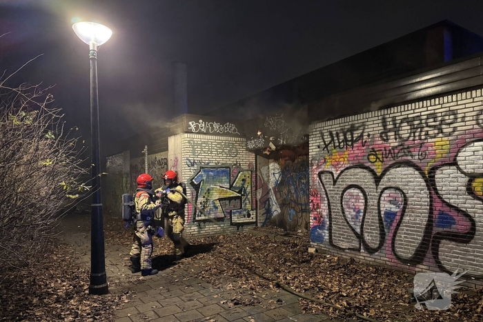 Brandweer zaagt kraakpand open wegens brand